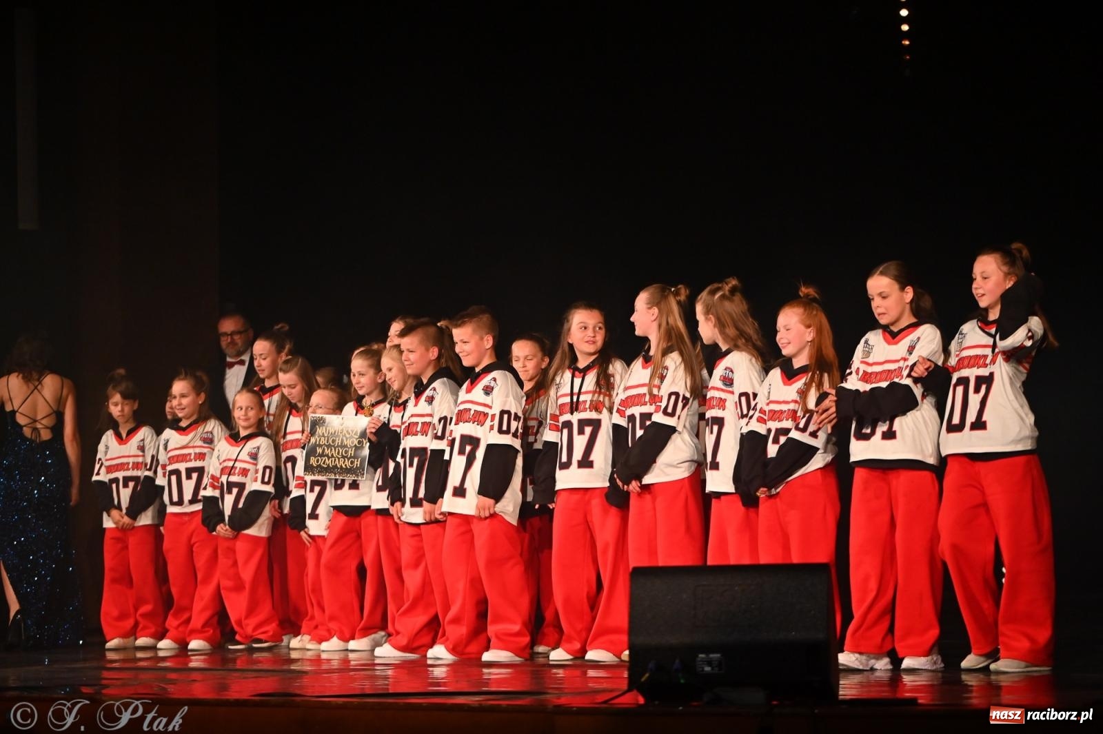 Zdjęcie w galerii na portalu naszraciborz.pl: Oscarowy blask na scenie RCK. Gala SKAZY oczarowała publiczność wiadomości z regionu
