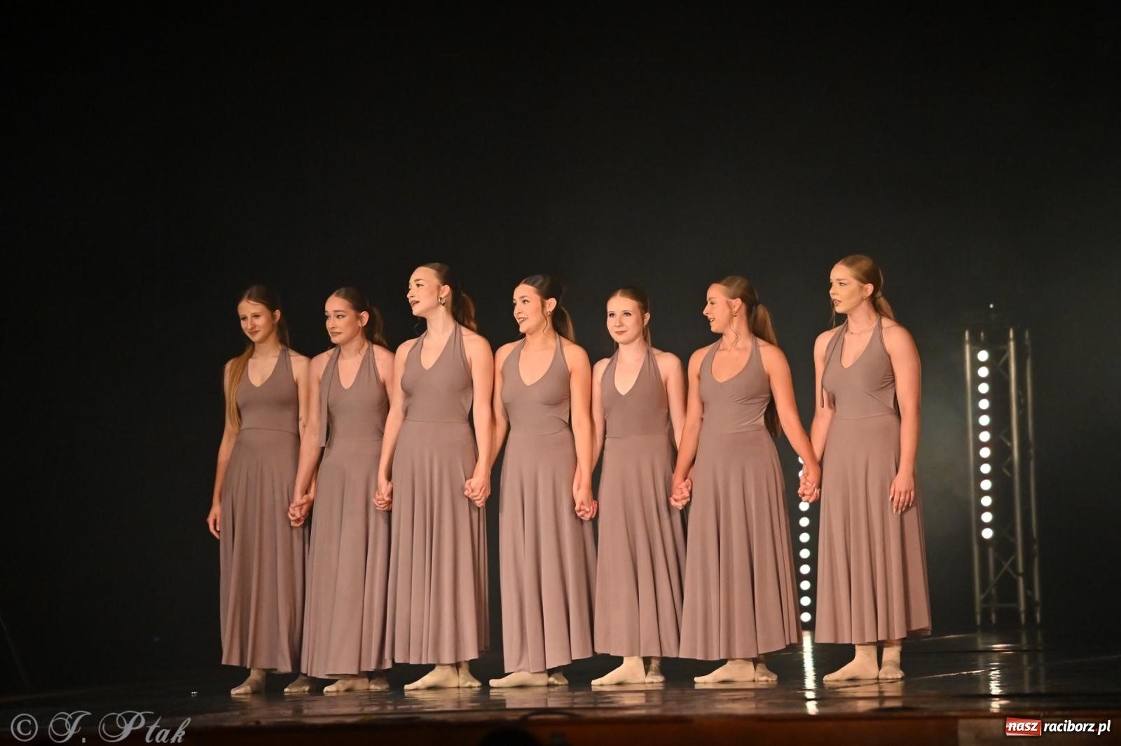 Zdjęcie w galerii na portalu naszraciborz.pl: Oscarowy blask na scenie RCK. Gala SKAZY oczarowała publiczność wiadomości z regionu