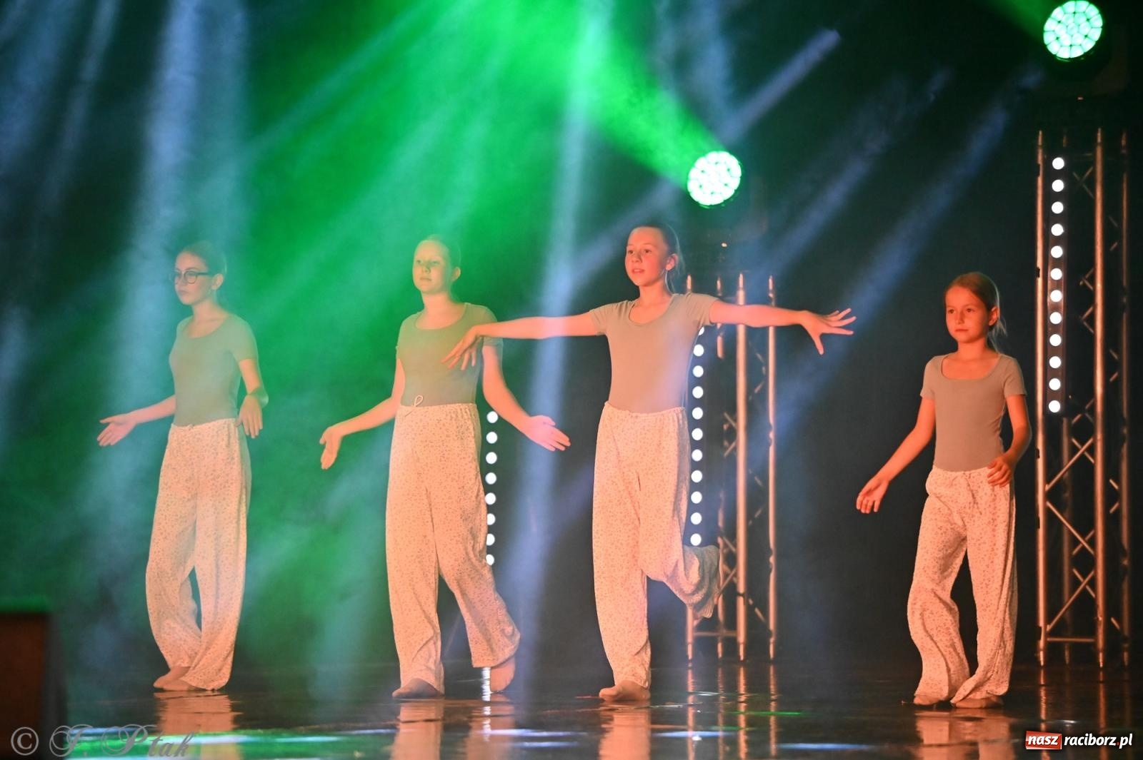 Zdjęcie w galerii na portalu naszraciborz.pl: Oscarowy blask na scenie RCK. Gala SKAZY oczarowała publiczność wiadomości z regionu