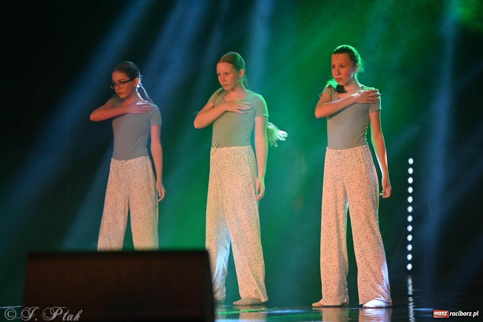 Zdjęcie w galerii na portalu naszraciborz.pl: Oscarowy blask na scenie RCK. Gala SKAZY oczarowała publiczność wiadomości z regionu