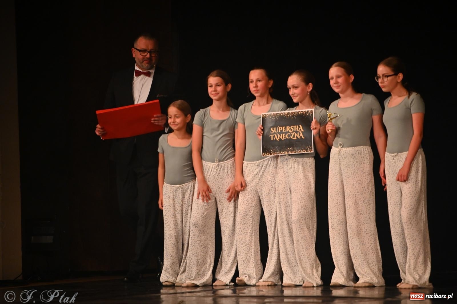 Zdjęcie w galerii na portalu naszraciborz.pl: Oscarowy blask na scenie RCK. Gala SKAZY oczarowała publiczność wiadomości z regionu