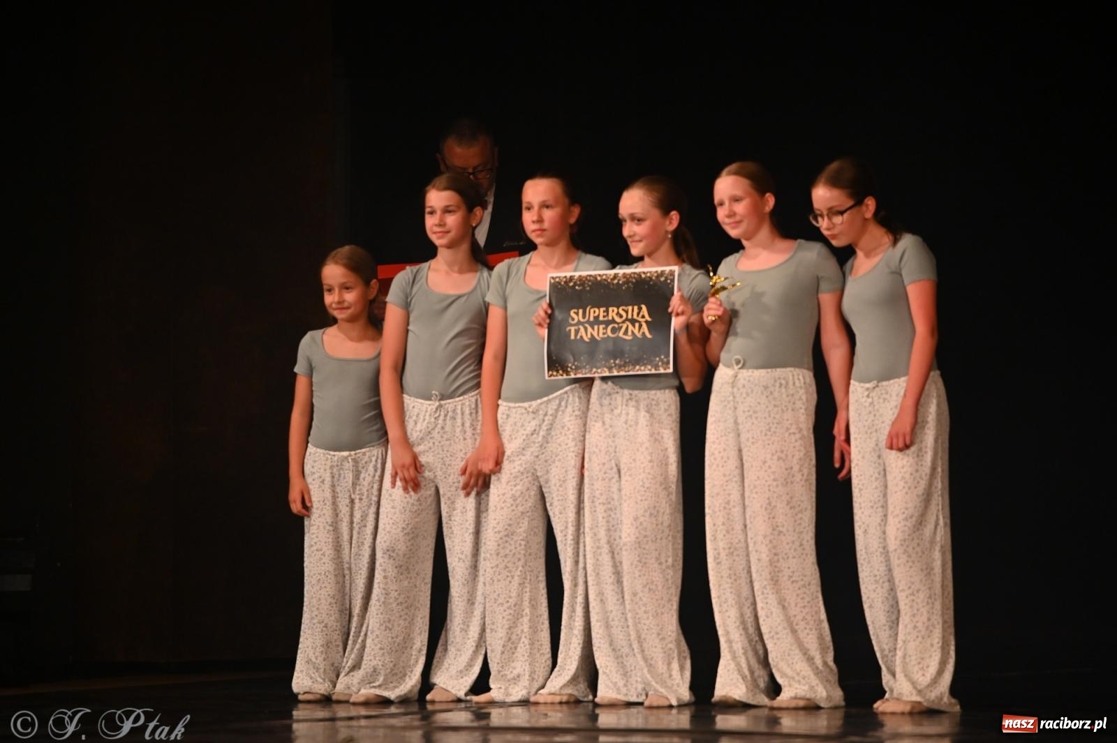 Zdjęcie w galerii na portalu naszraciborz.pl: Oscarowy blask na scenie RCK. Gala SKAZY oczarowała publiczność wiadomości z regionu