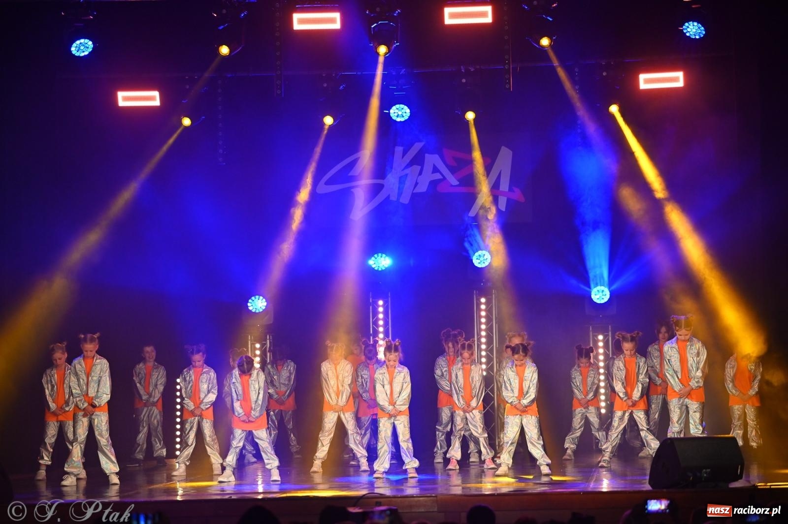 Zdjęcie w galerii na portalu naszraciborz.pl: Oscarowy blask na scenie RCK. Gala SKAZY oczarowała publiczność wiadomości z regionu