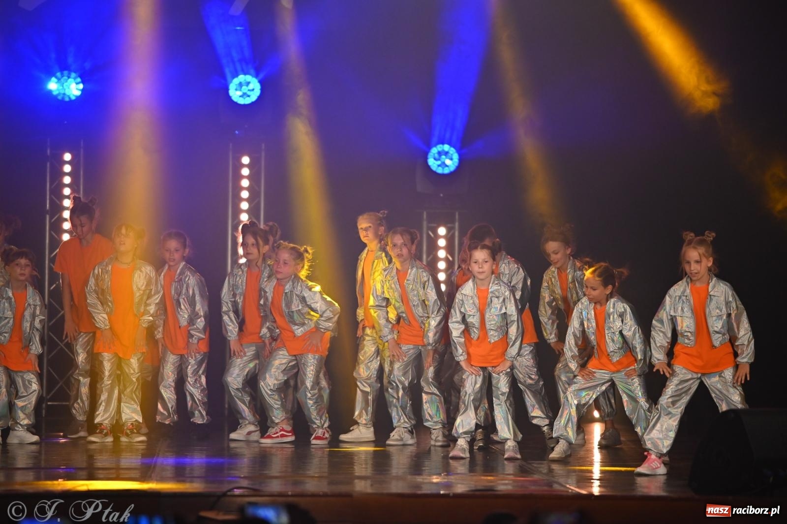 Zdjęcie w galerii na portalu naszraciborz.pl: Oscarowy blask na scenie RCK. Gala SKAZY oczarowała publiczność wiadomości z regionu