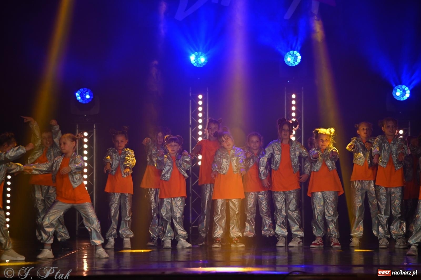 Zdjęcie w galerii na portalu naszraciborz.pl: Oscarowy blask na scenie RCK. Gala SKAZY oczarowała publiczność wiadomości z regionu