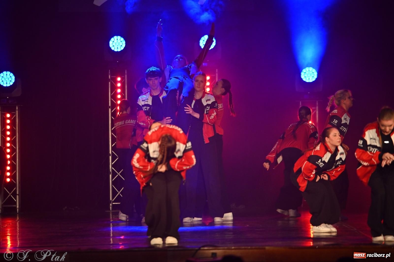 Zdjęcie w galerii na portalu naszraciborz.pl: Oscarowy blask na scenie RCK. Gala SKAZY oczarowała publiczność wiadomości z regionu