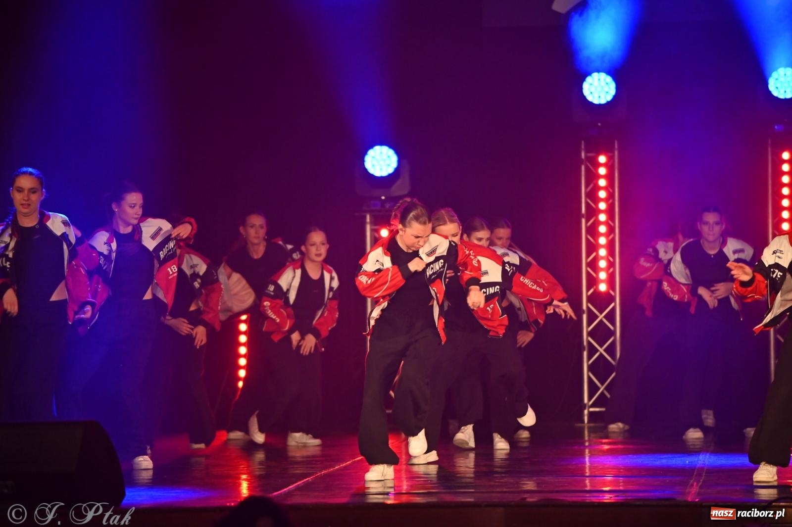 Zdjęcie w galerii na portalu naszraciborz.pl: Oscarowy blask na scenie RCK. Gala SKAZY oczarowała publiczność wiadomości z regionu