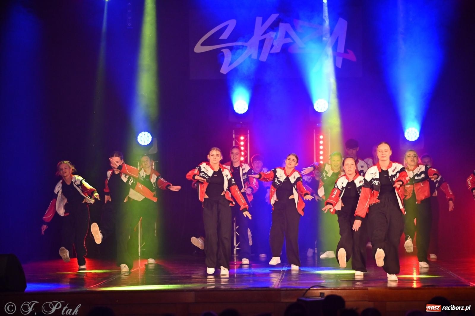 Zdjęcie w galerii na portalu naszraciborz.pl: Oscarowy blask na scenie RCK. Gala SKAZY oczarowała publiczność wiadomości z regionu