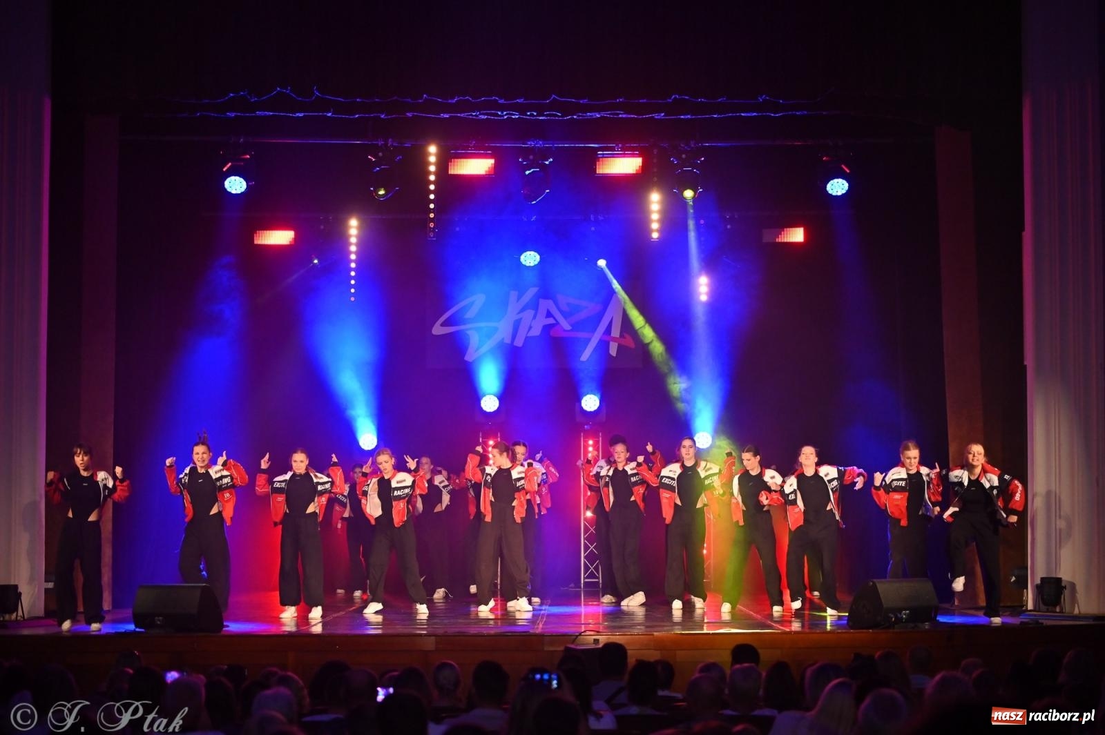 Zdjęcie w galerii na portalu naszraciborz.pl: Oscarowy blask na scenie RCK. Gala SKAZY oczarowała publiczność wiadomości z regionu