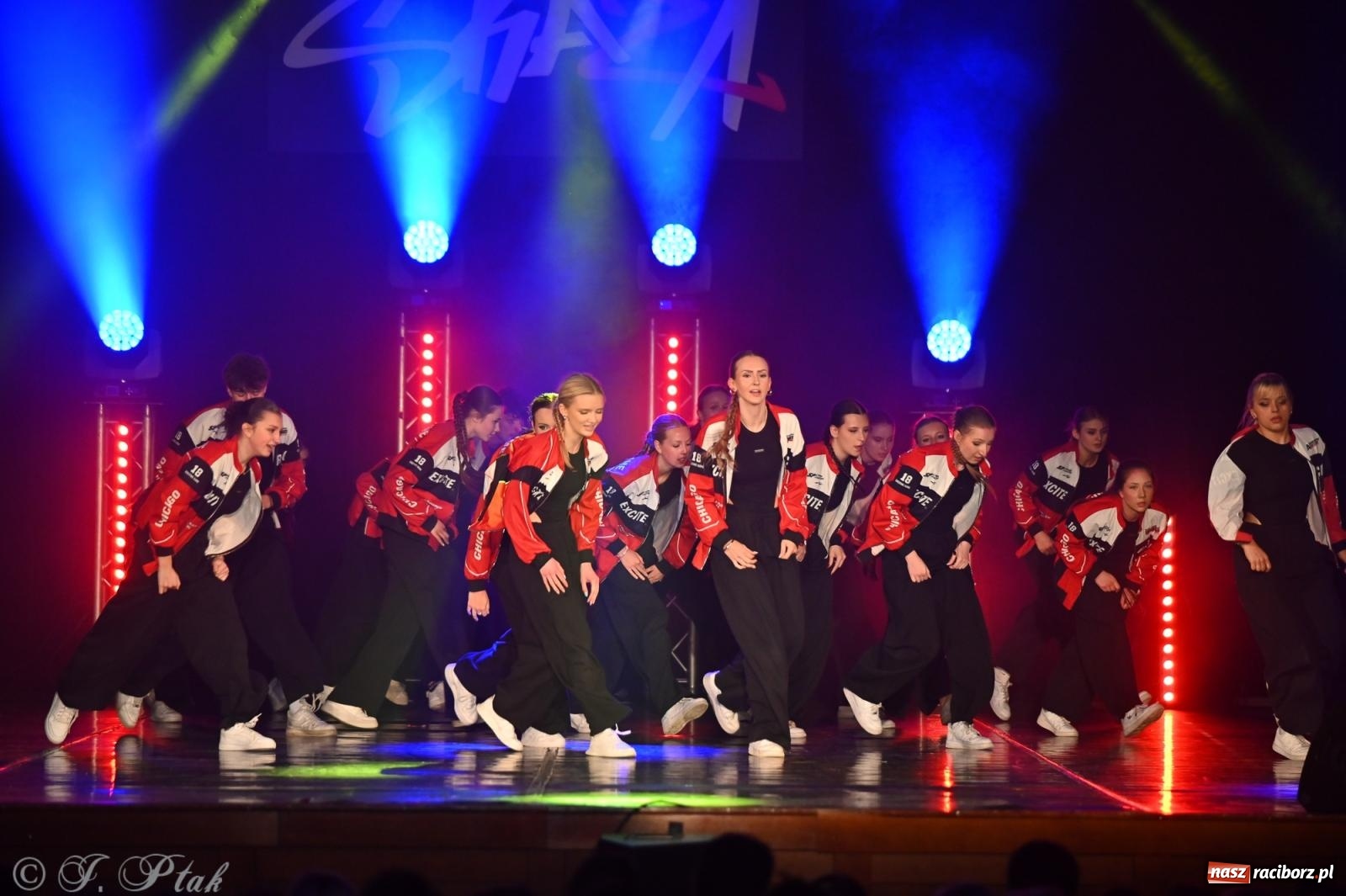 Zdjęcie w galerii na portalu naszraciborz.pl: Oscarowy blask na scenie RCK. Gala SKAZY oczarowała publiczność wiadomości z regionu