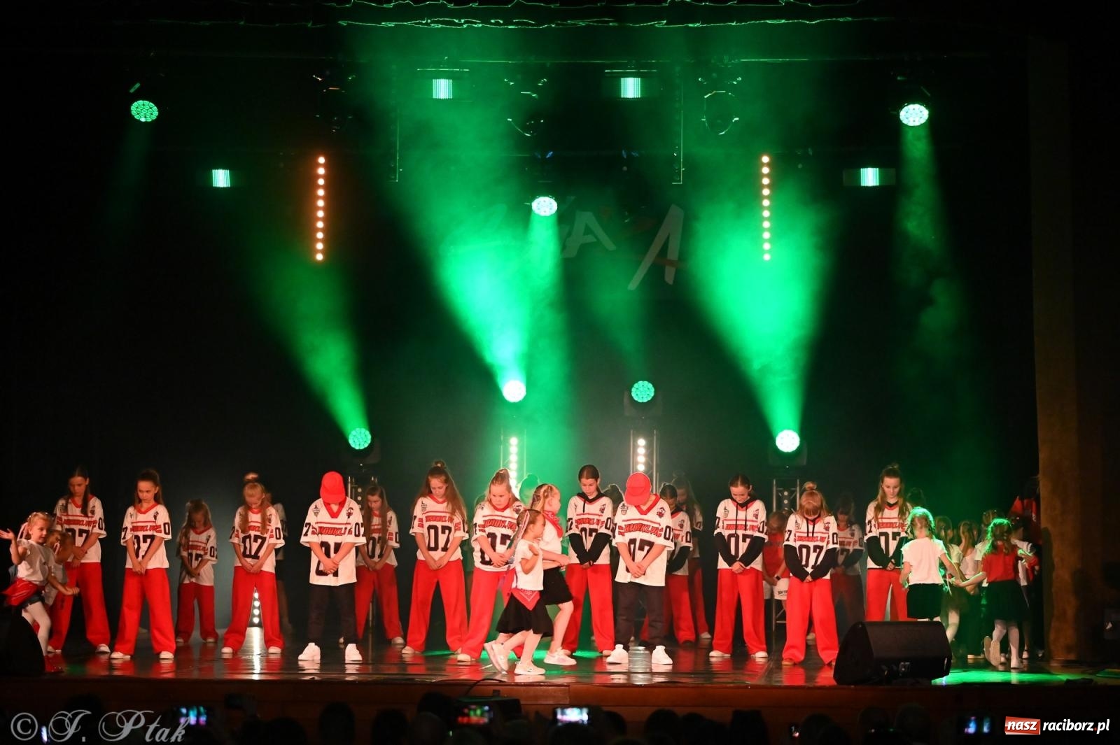 Zdjęcie w galerii na portalu naszraciborz.pl: Oscarowy blask na scenie RCK. Gala SKAZY oczarowała publiczność wiadomości z regionu