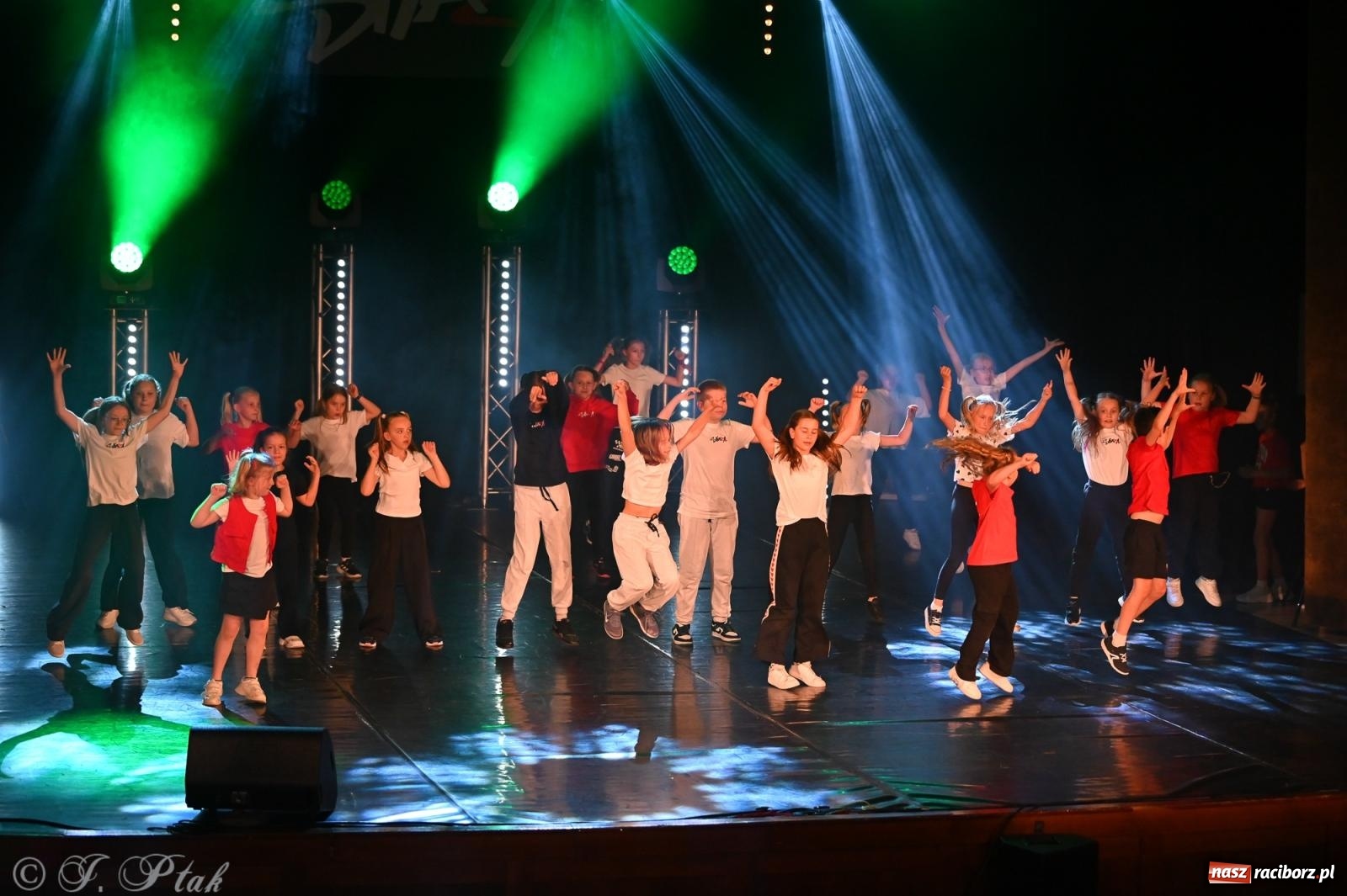 Zdjęcie w galerii na portalu naszraciborz.pl: Oscarowy blask na scenie RCK. Gala SKAZY oczarowała publiczność wiadomości z regionu