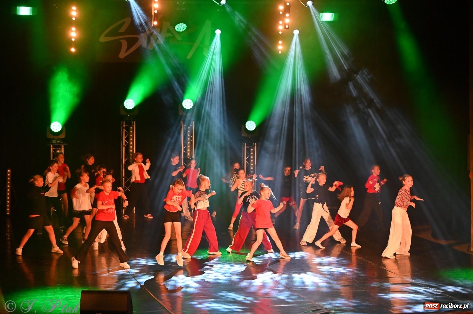 Zdjęcie w galerii na portalu naszraciborz.pl: Oscarowy blask na scenie RCK. Gala SKAZY oczarowała publiczność wiadomości z regionu