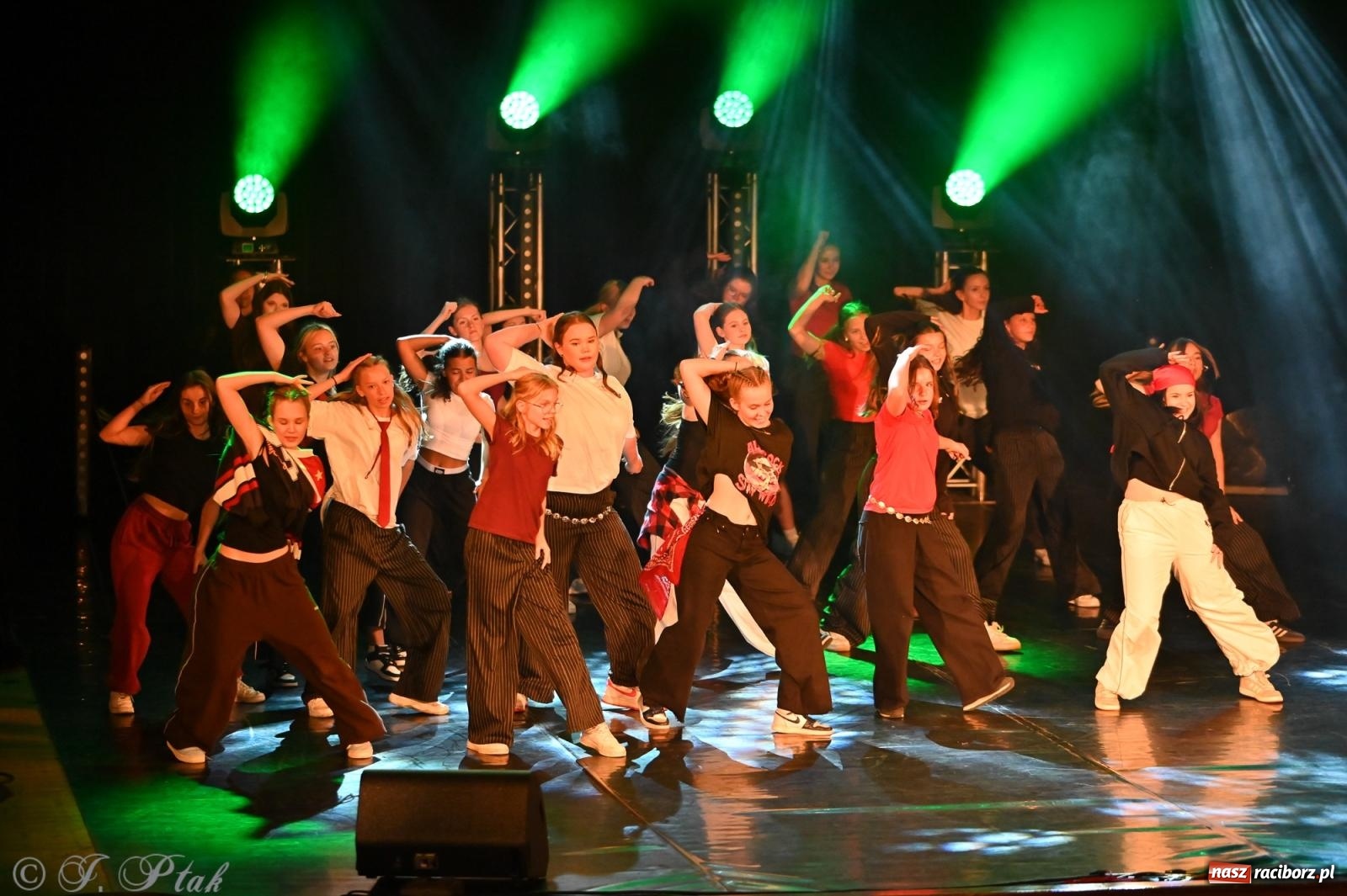 Zdjęcie w galerii na portalu naszraciborz.pl: Oscarowy blask na scenie RCK. Gala SKAZY oczarowała publiczność wiadomości z regionu