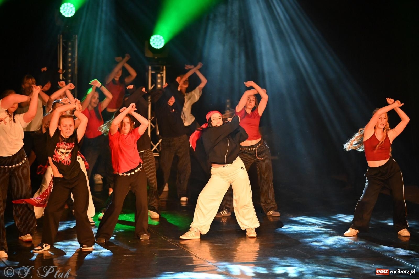 Zdjęcie w galerii na portalu naszraciborz.pl: Oscarowy blask na scenie RCK. Gala SKAZY oczarowała publiczność wiadomości z regionu