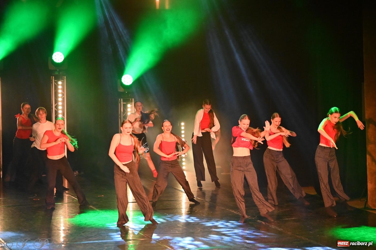 Zdjęcie w galerii na portalu naszraciborz.pl: Oscarowy blask na scenie RCK. Gala SKAZY oczarowała publiczność wiadomości z regionu