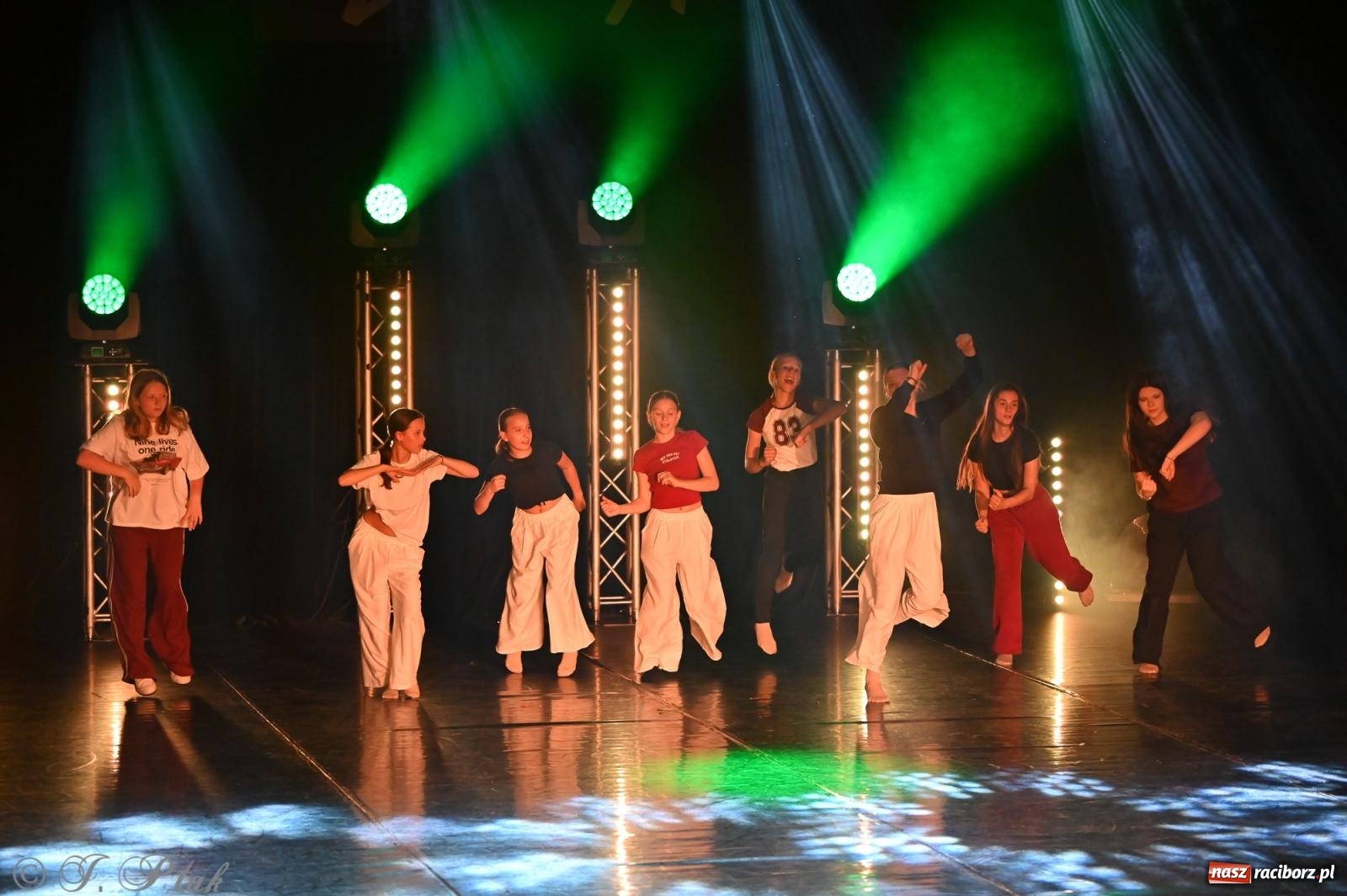 Zdjęcie w galerii na portalu naszraciborz.pl: Oscarowy blask na scenie RCK. Gala SKAZY oczarowała publiczność wiadomości z regionu