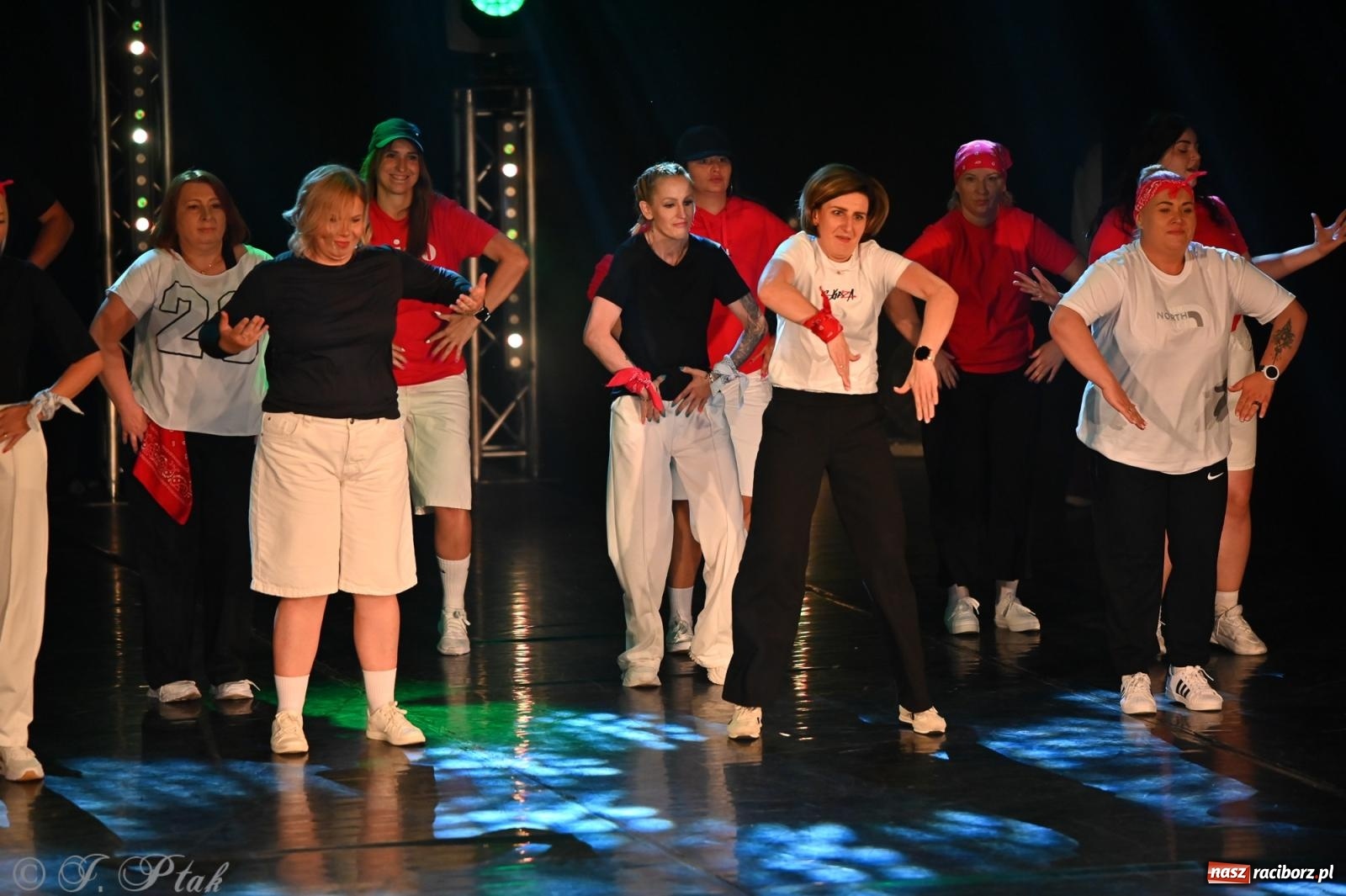 Zdjęcie w galerii na portalu naszraciborz.pl: Oscarowy blask na scenie RCK. Gala SKAZY oczarowała publiczność wiadomości z regionu