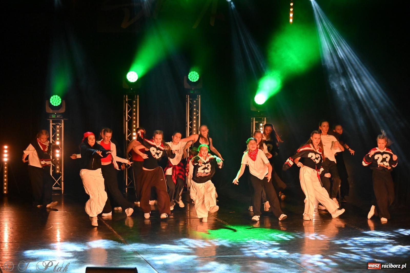 Zdjęcie w galerii na portalu naszraciborz.pl: Oscarowy blask na scenie RCK. Gala SKAZY oczarowała publiczność wiadomości z regionu