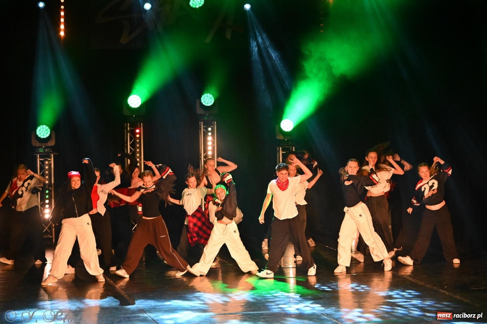 Zdjęcie w galerii na portalu naszraciborz.pl: Oscarowy blask na scenie RCK. Gala SKAZY oczarowała publiczność wiadomości z regionu