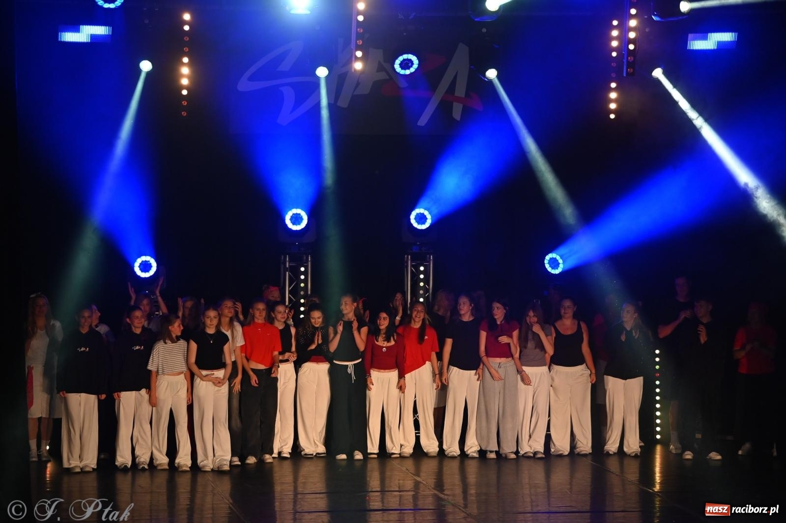 Zdjęcie w galerii na portalu naszraciborz.pl: Oscarowy blask na scenie RCK. Gala SKAZY oczarowała publiczność wiadomości z regionu