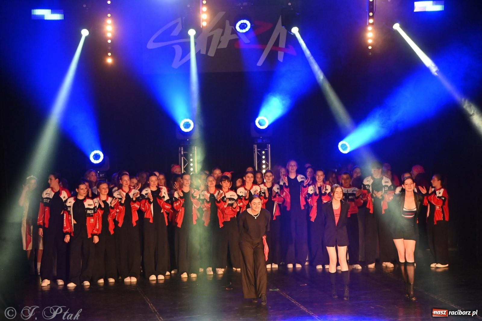 Zdjęcie w galerii na portalu naszraciborz.pl: Oscarowy blask na scenie RCK. Gala SKAZY oczarowała publiczność wiadomości z regionu