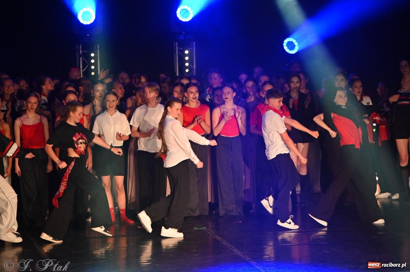 Zdjęcie w galerii na portalu naszraciborz.pl: Oscarowy blask na scenie RCK. Gala SKAZY oczarowała publiczność wiadomości z regionu