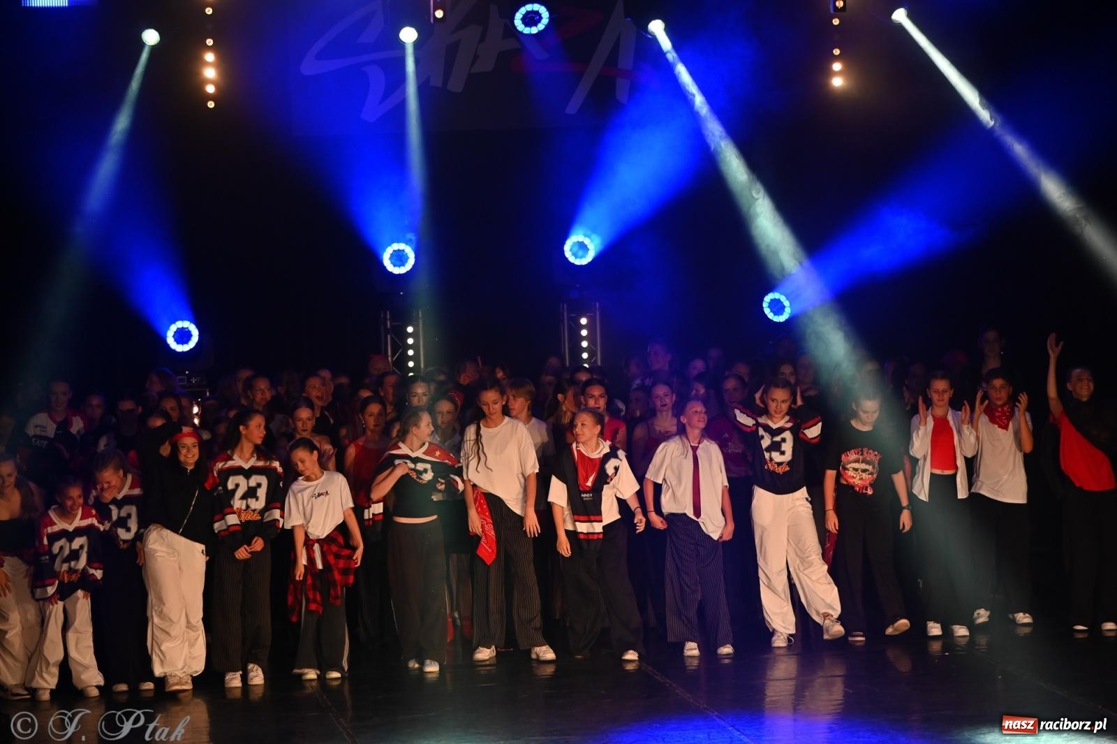 Zdjęcie w galerii na portalu naszraciborz.pl: Oscarowy blask na scenie RCK. Gala SKAZY oczarowała publiczność wiadomości z regionu