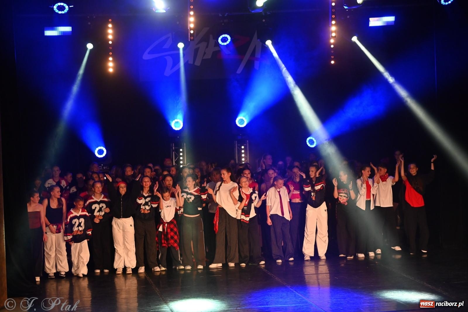 Zdjęcie w galerii na portalu naszraciborz.pl: Oscarowy blask na scenie RCK. Gala SKAZY oczarowała publiczność wiadomości z regionu