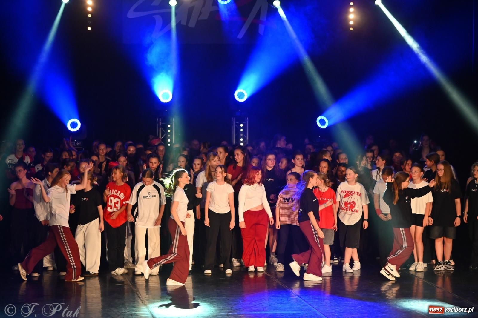 Zdjęcie w galerii na portalu naszraciborz.pl: Oscarowy blask na scenie RCK. Gala SKAZY oczarowała publiczność wiadomości z regionu