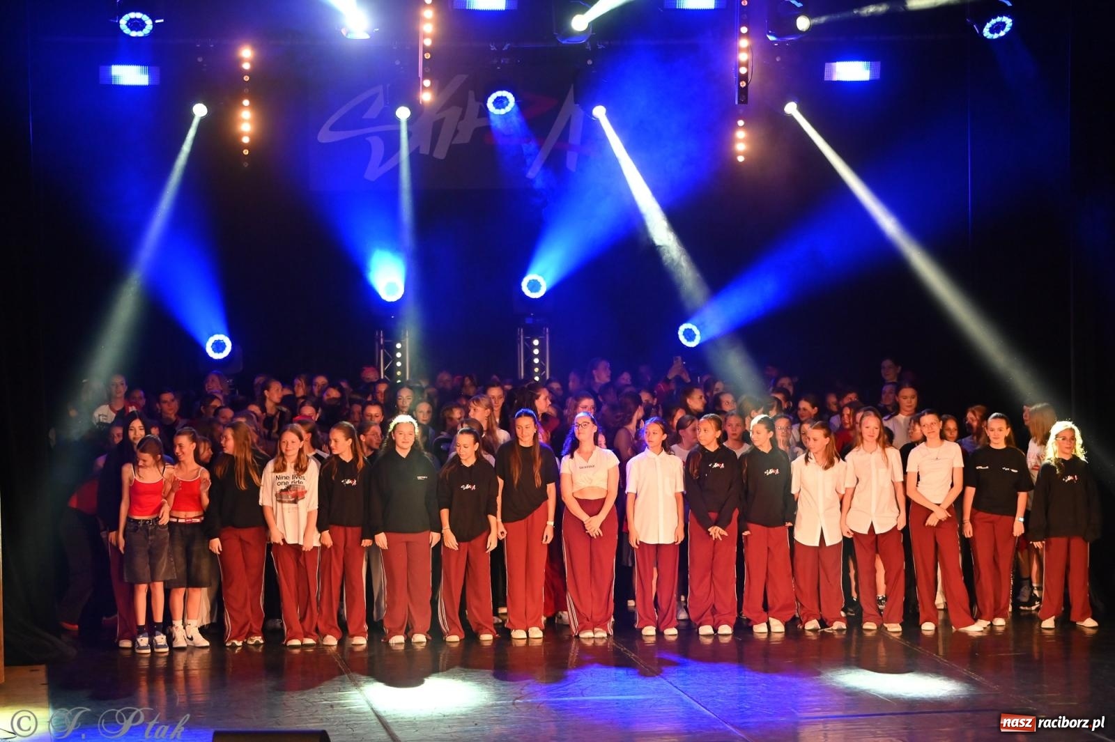 Zdjęcie w galerii na portalu naszraciborz.pl: Oscarowy blask na scenie RCK. Gala SKAZY oczarowała publiczność wiadomości z regionu