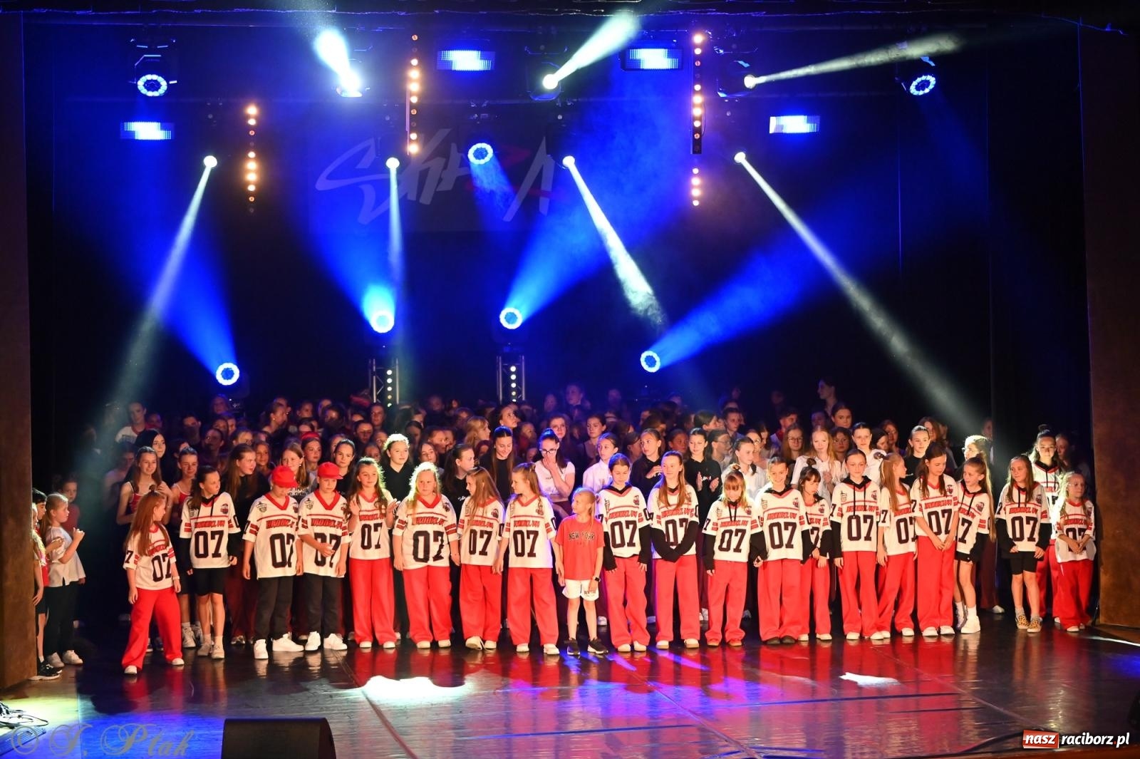 Zdjęcie w galerii na portalu naszraciborz.pl: Oscarowy blask na scenie RCK. Gala SKAZY oczarowała publiczność wiadomości z regionu