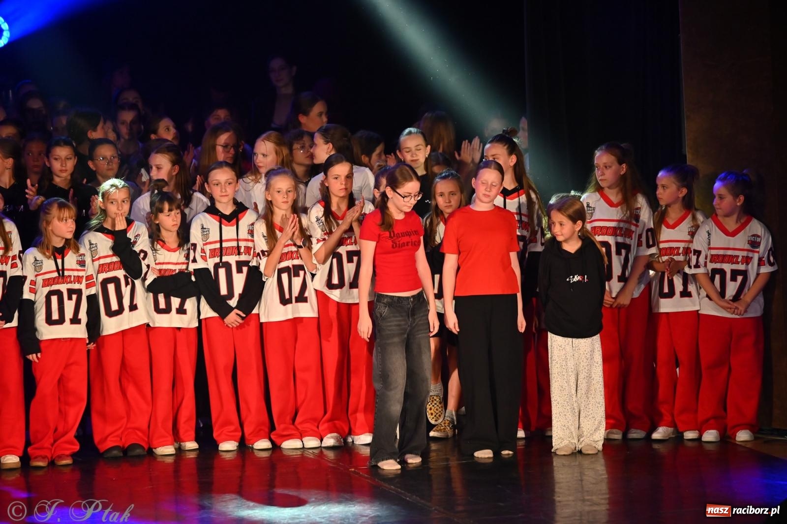 Zdjęcie w galerii na portalu naszraciborz.pl: Oscarowy blask na scenie RCK. Gala SKAZY oczarowała publiczność wiadomości z regionu