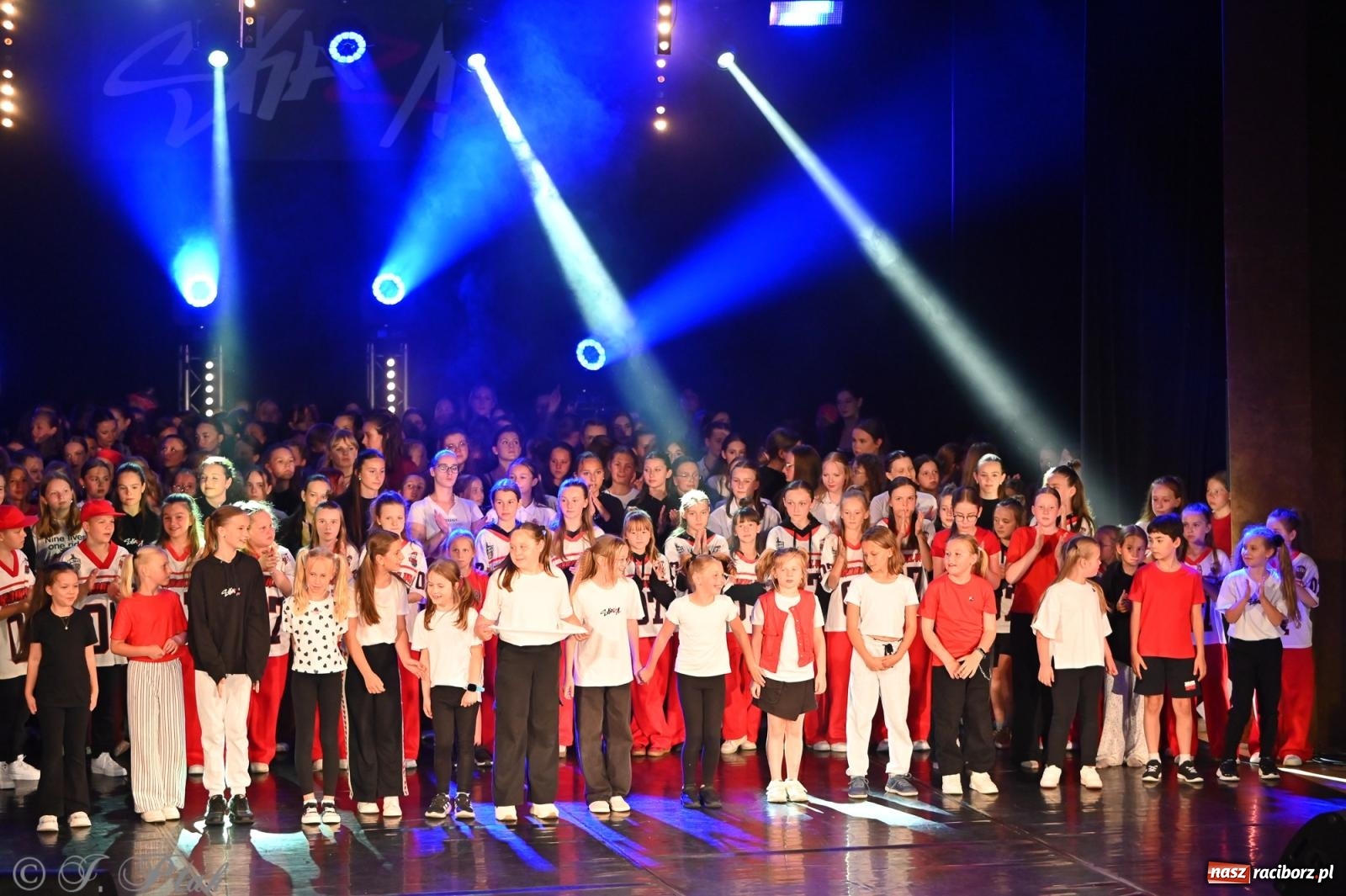 Zdjęcie w galerii na portalu naszraciborz.pl: Oscarowy blask na scenie RCK. Gala SKAZY oczarowała publiczność wiadomości z regionu
