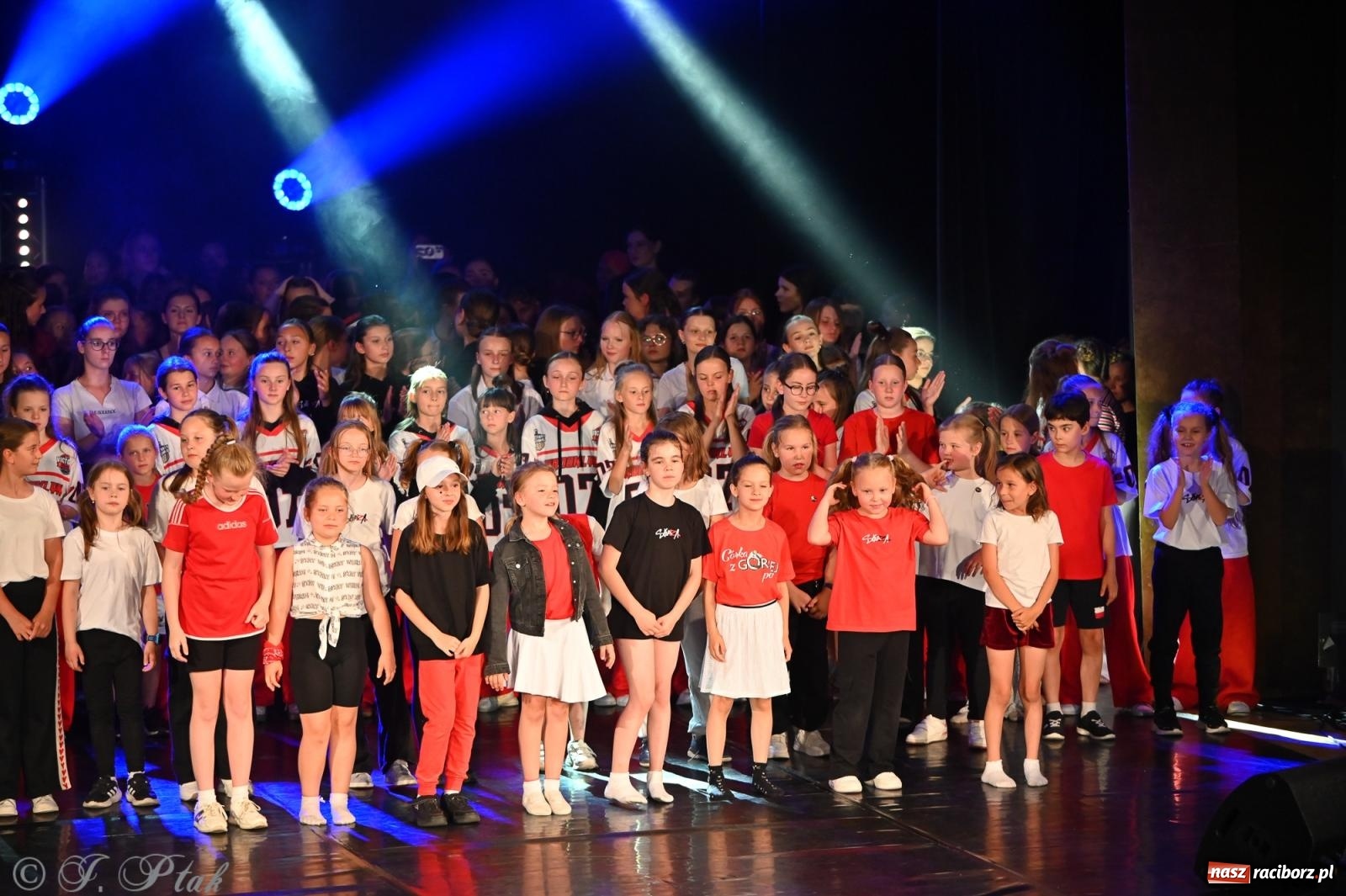 Zdjęcie w galerii na portalu naszraciborz.pl: Oscarowy blask na scenie RCK. Gala SKAZY oczarowała publiczność wiadomości z regionu