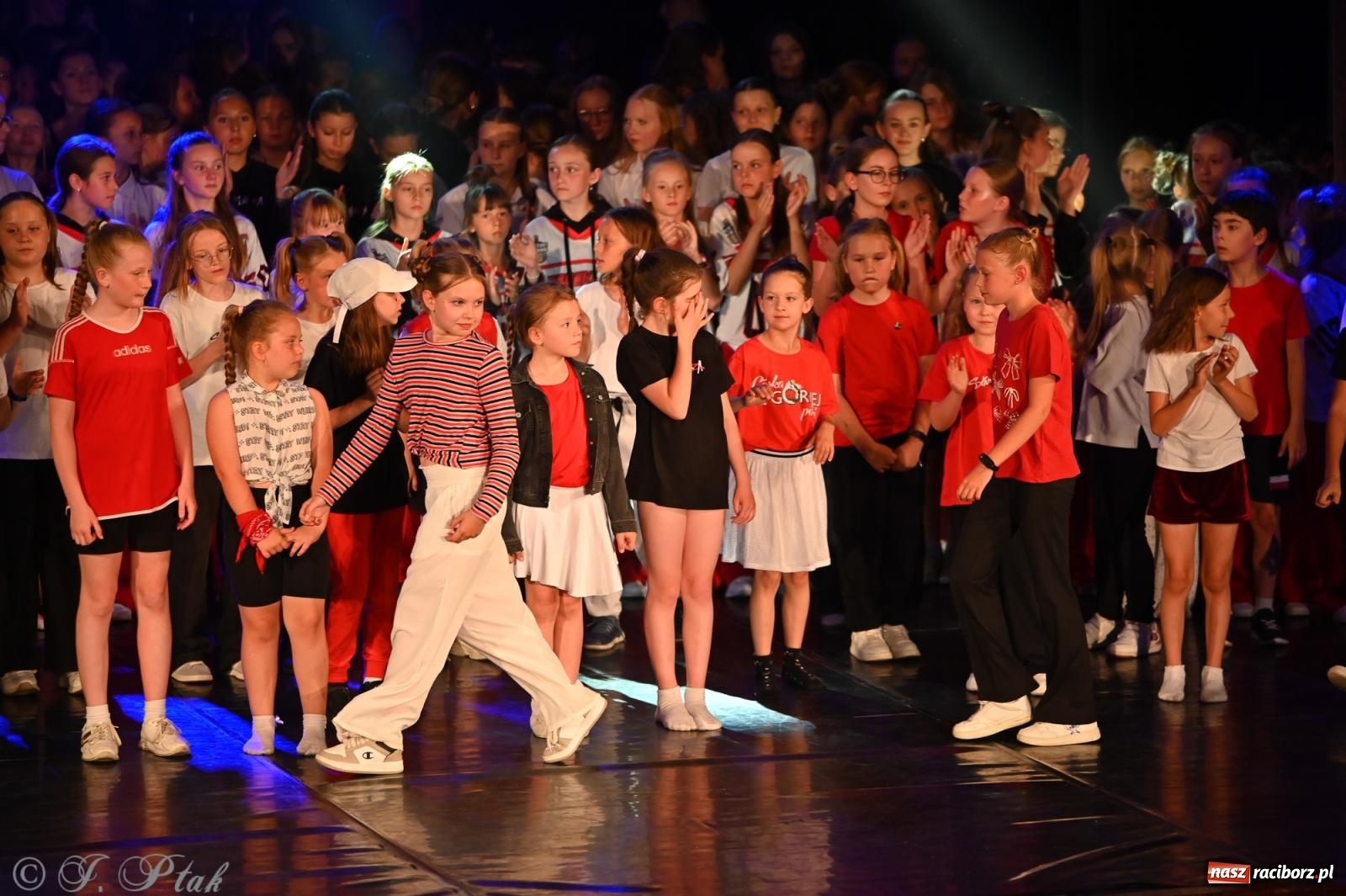 Zdjęcie w galerii na portalu naszraciborz.pl: Oscarowy blask na scenie RCK. Gala SKAZY oczarowała publiczność wiadomości z regionu