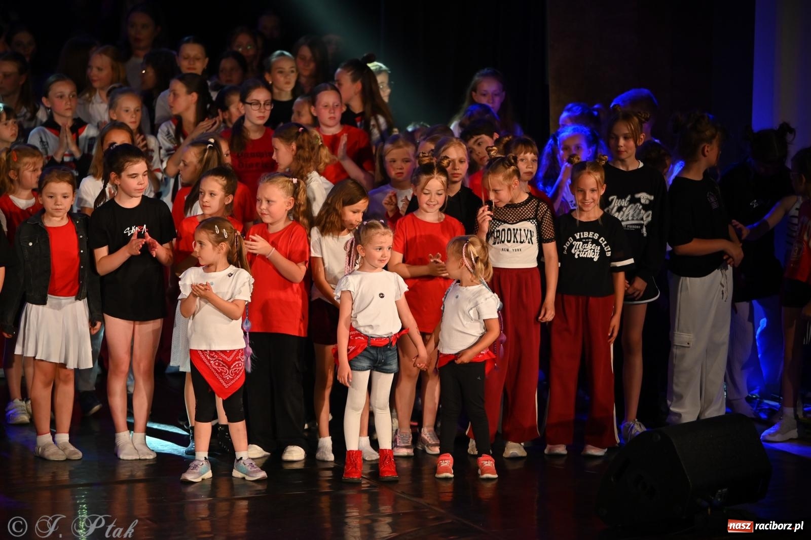 Zdjęcie w galerii na portalu naszraciborz.pl: Oscarowy blask na scenie RCK. Gala SKAZY oczarowała publiczność wiadomości z regionu