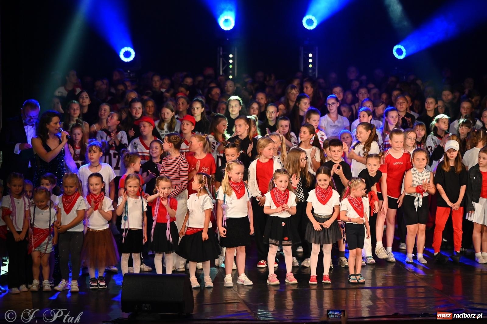 Zdjęcie w galerii na portalu naszraciborz.pl: Oscarowy blask na scenie RCK. Gala SKAZY oczarowała publiczność wiadomości z regionu