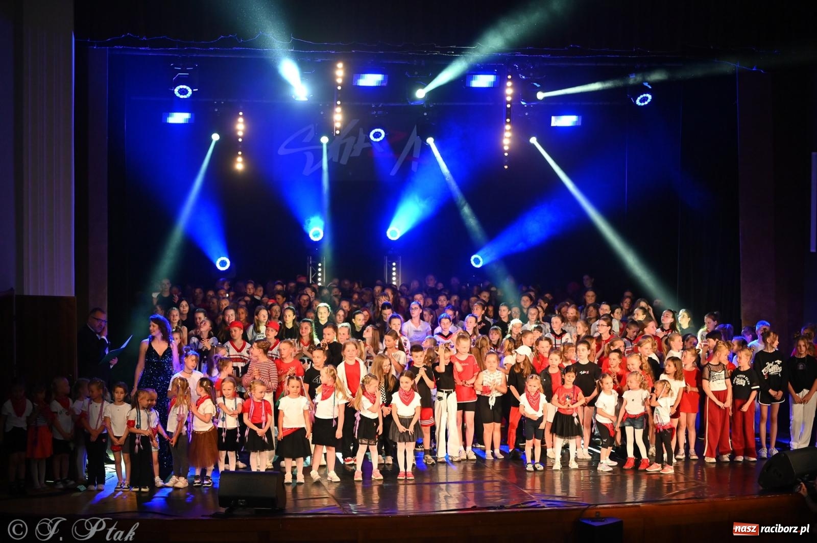 Zdjęcie w galerii na portalu naszraciborz.pl: Oscarowy blask na scenie RCK. Gala SKAZY oczarowała publiczność wiadomości z regionu