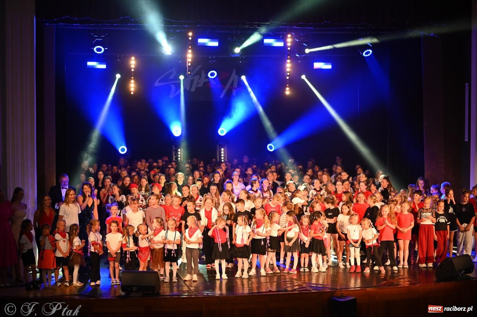 Zdjęcie w galerii na portalu naszraciborz.pl: Oscarowy blask na scenie RCK. Gala SKAZY oczarowała publiczność wiadomości z regionu