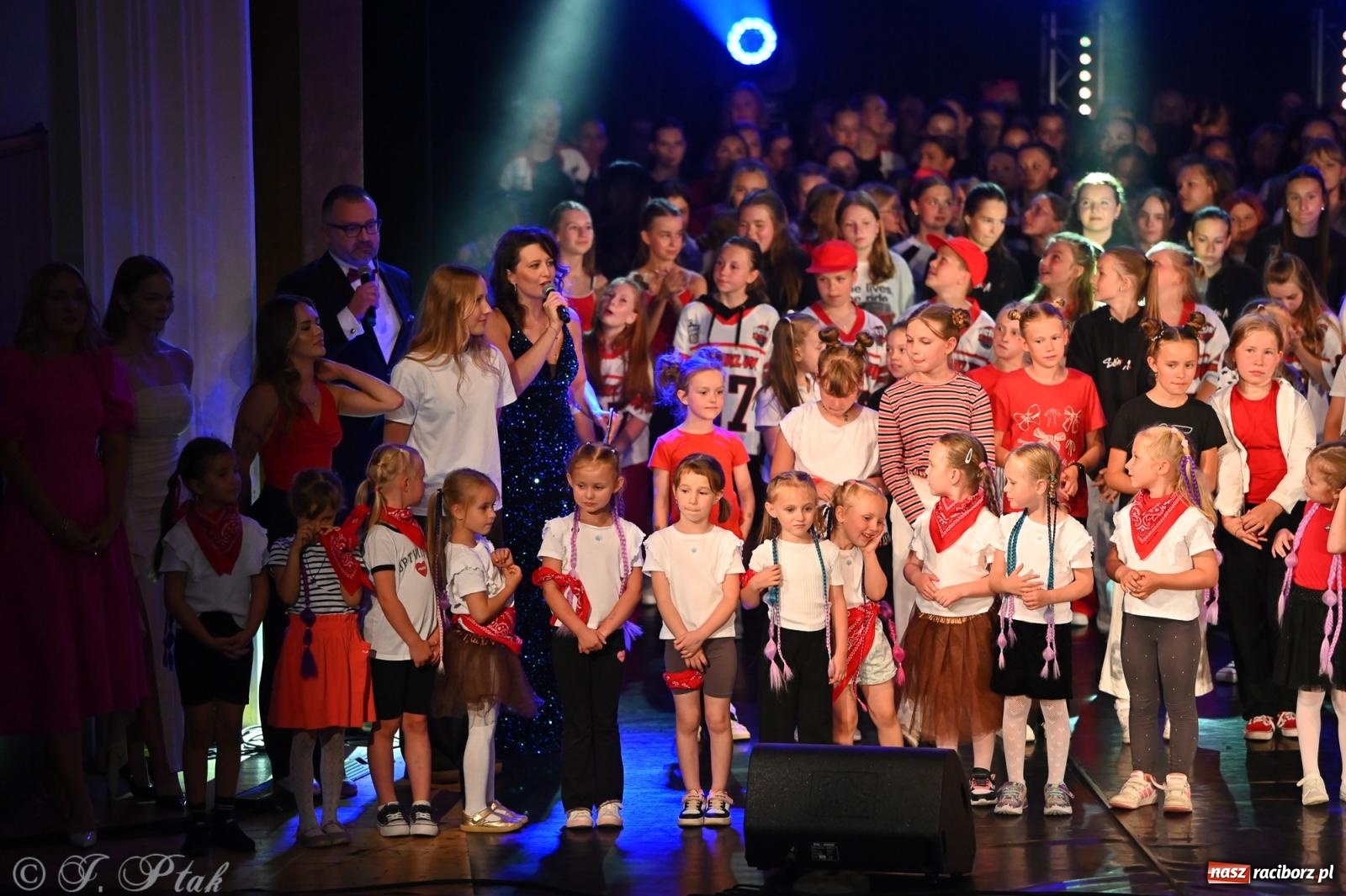 Zdjęcie w galerii na portalu naszraciborz.pl: Oscarowy blask na scenie RCK. Gala SKAZY oczarowała publiczność wiadomości z regionu