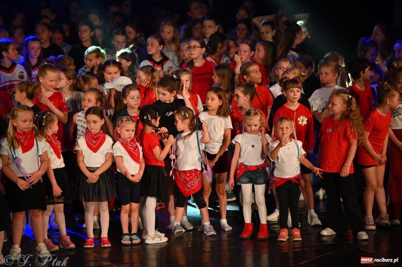 Zdjęcie w galerii na portalu naszraciborz.pl: Oscarowy blask na scenie RCK. Gala SKAZY oczarowała publiczność wiadomości z regionu