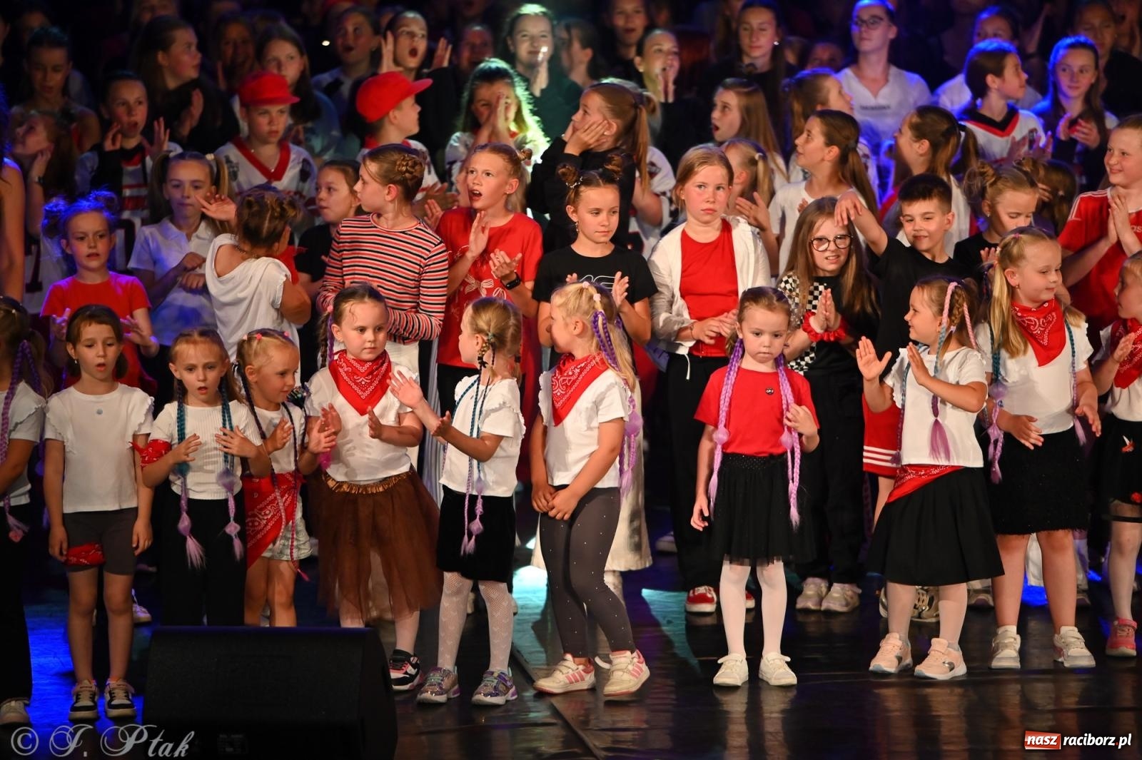 Zdjęcie w galerii na portalu naszraciborz.pl: Oscarowy blask na scenie RCK. Gala SKAZY oczarowała publiczność wiadomości z regionu