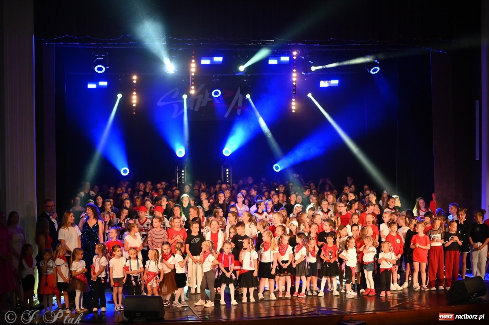 Zdjęcie w galerii na portalu naszraciborz.pl: Oscarowy blask na scenie RCK. Gala SKAZY oczarowała publiczność wiadomości z regionu