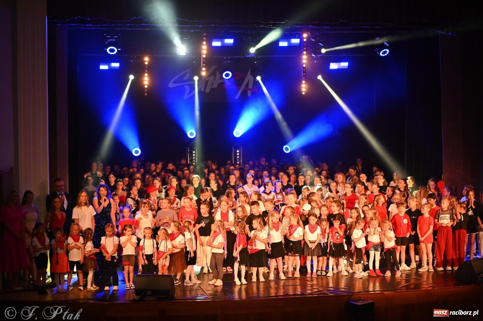 Zdjęcie w galerii na portalu naszraciborz.pl: Oscarowy blask na scenie RCK. Gala SKAZY oczarowała publiczność wiadomości z regionu