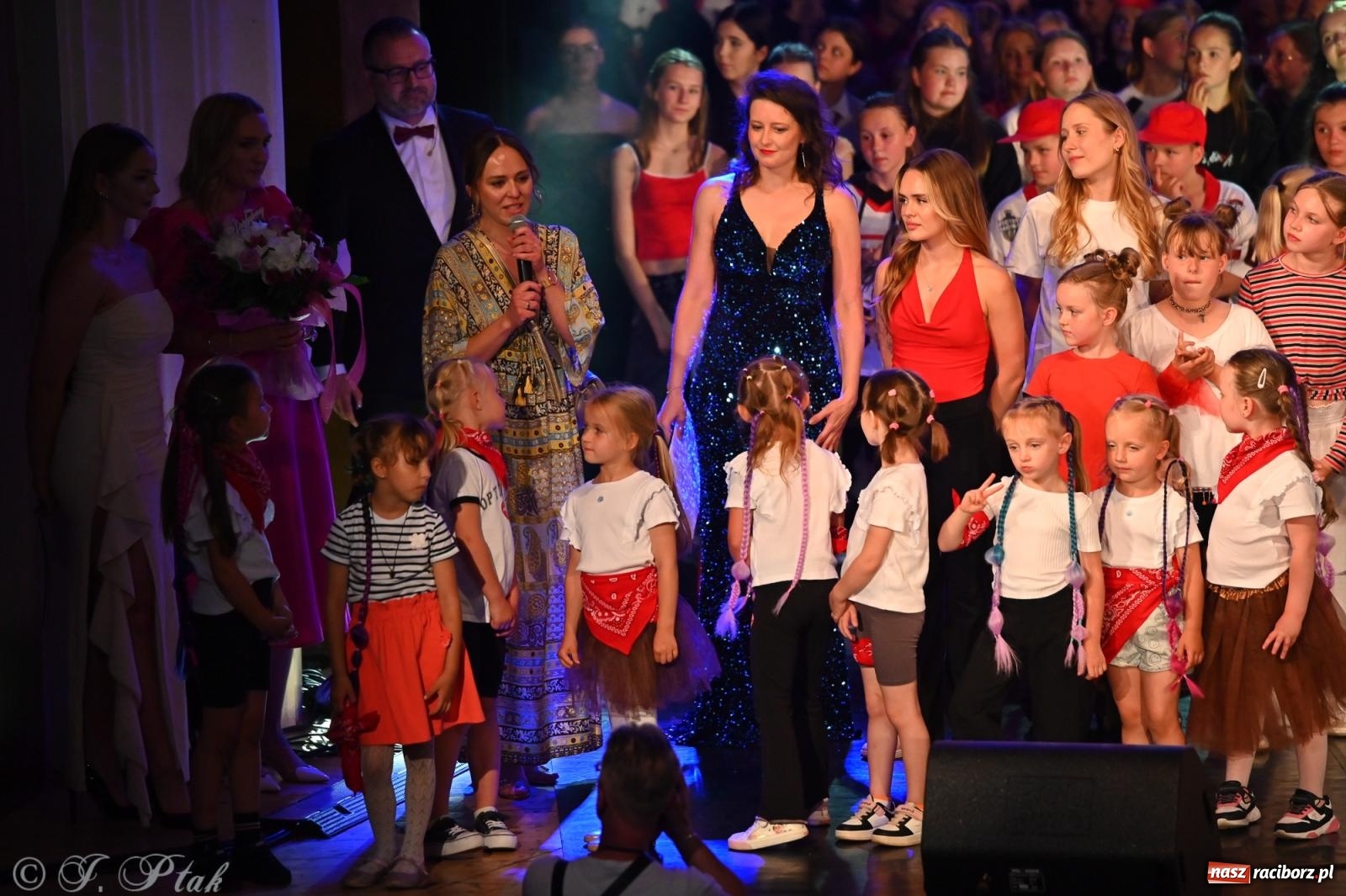 Zdjęcie w galerii na portalu naszraciborz.pl: Oscarowy blask na scenie RCK. Gala SKAZY oczarowała publiczność wiadomości z regionu