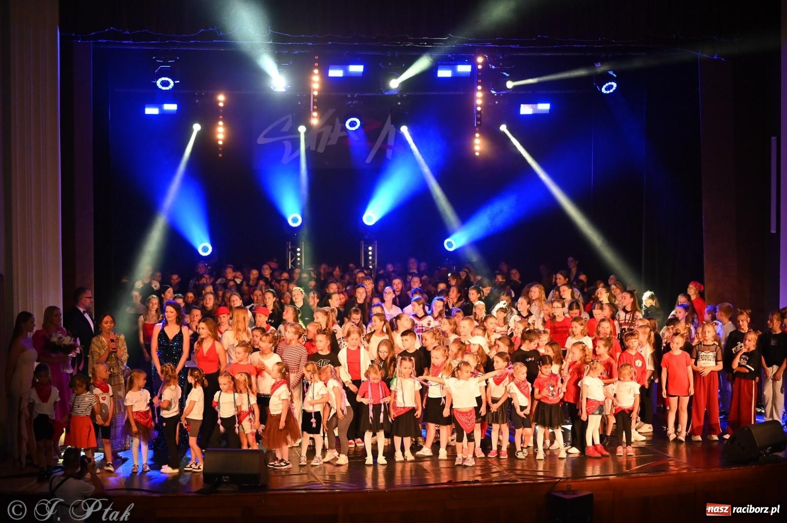 Zdjęcie w galerii na portalu naszraciborz.pl: Oscarowy blask na scenie RCK. Gala SKAZY oczarowała publiczność wiadomości z regionu