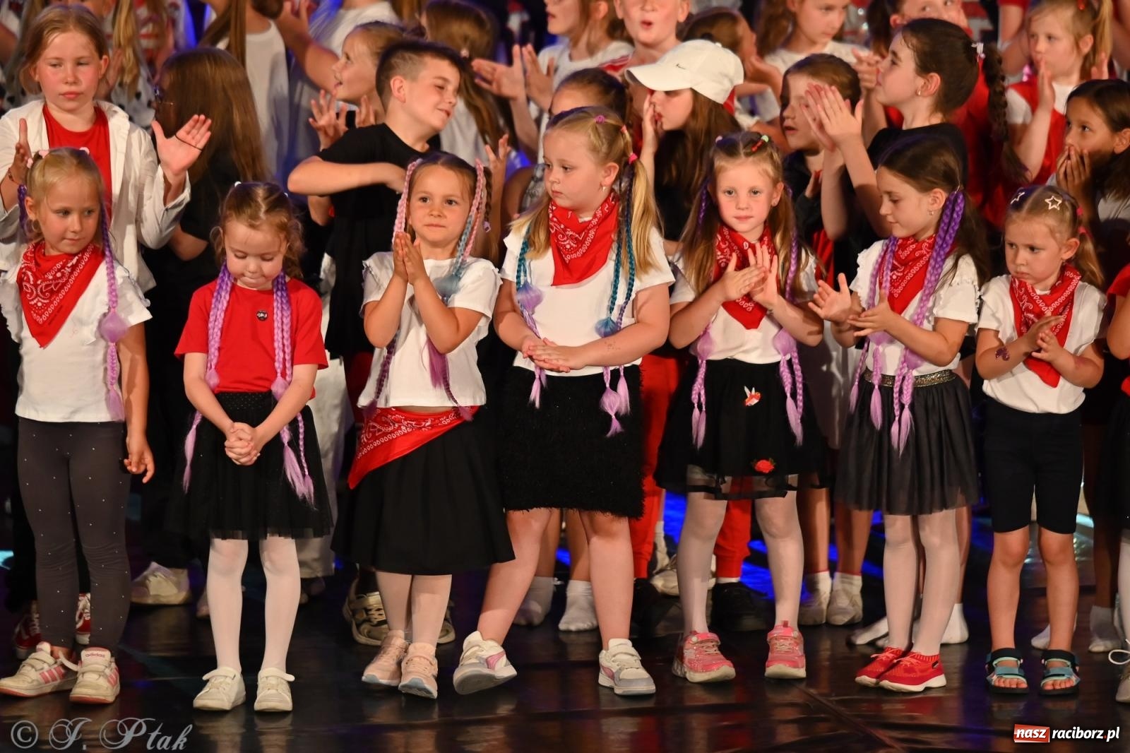 Zdjęcie w galerii na portalu naszraciborz.pl: Oscarowy blask na scenie RCK. Gala SKAZY oczarowała publiczność wiadomości z regionu