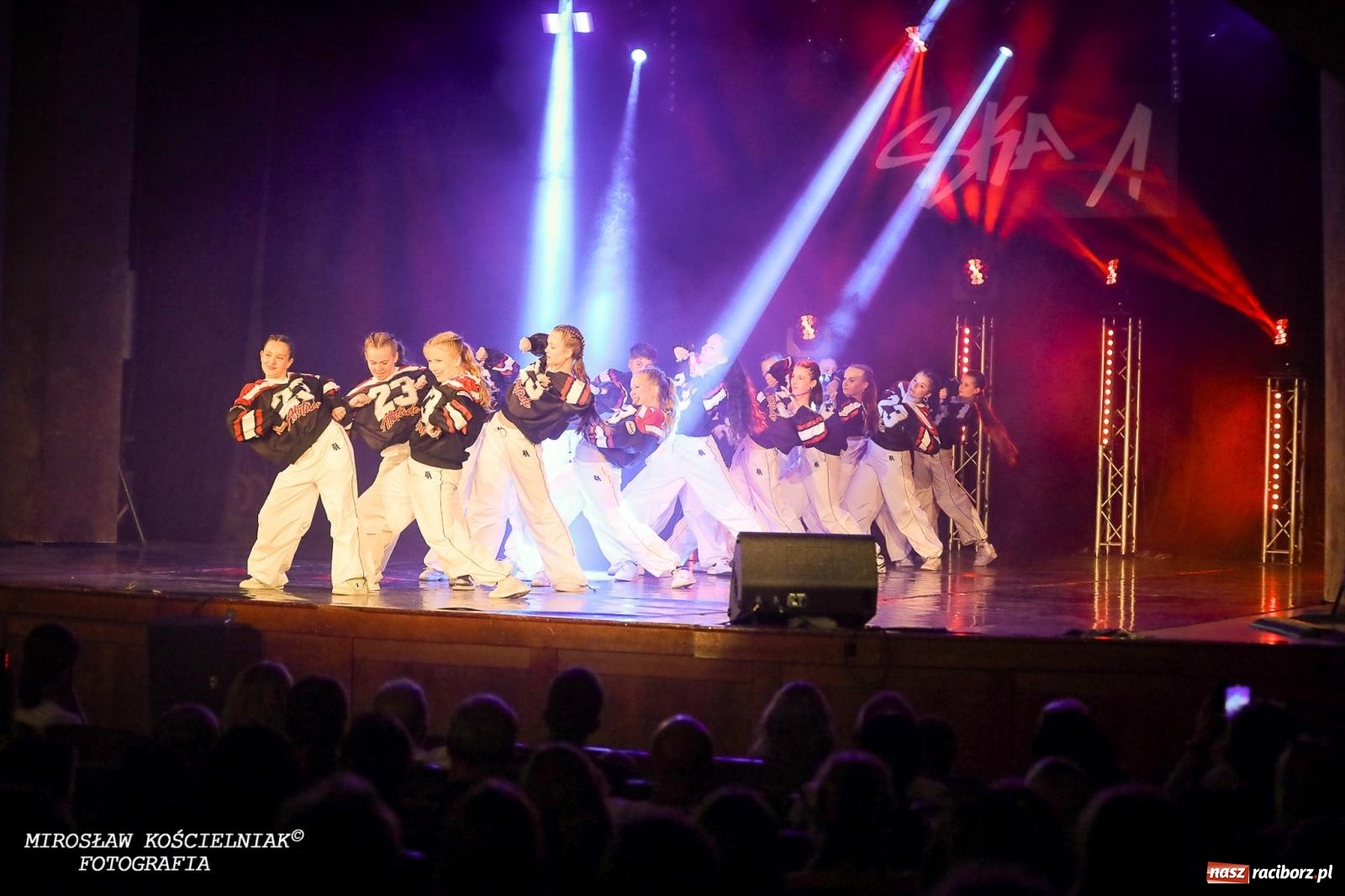 Zdjęcie w galerii na portalu naszraciborz.pl: Oscarowy blask na scenie RCK. Gala SKAZY oczarowała publiczność wiadomości z regionu