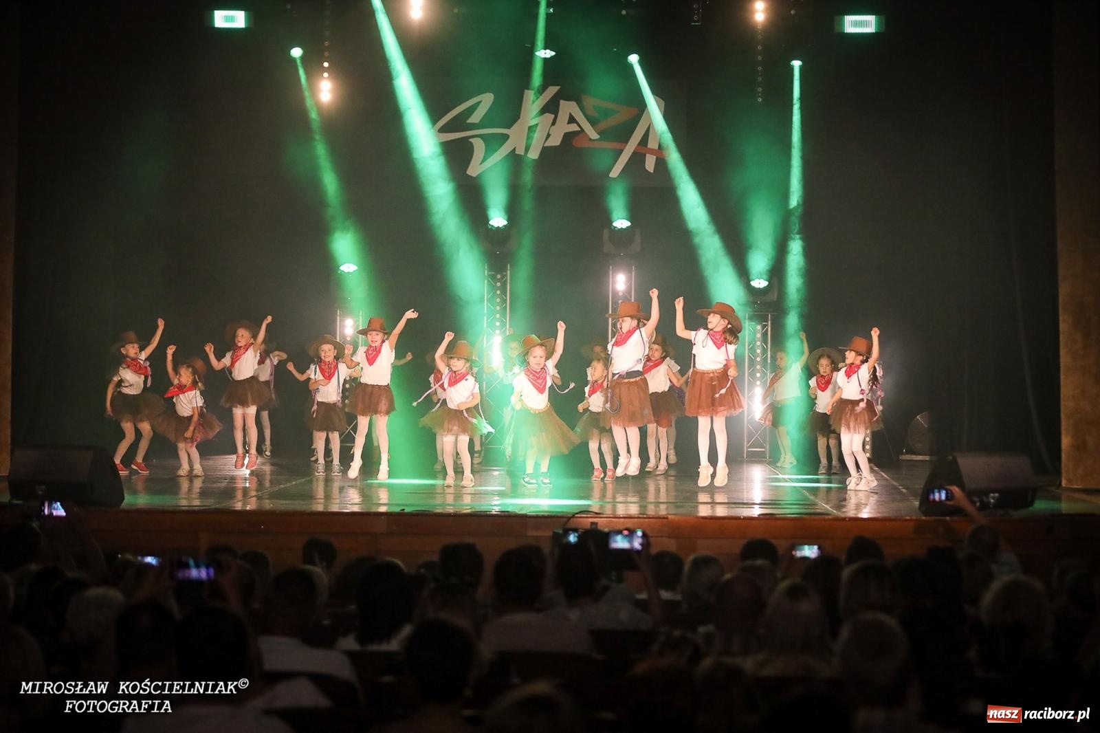 Zdjęcie w galerii na portalu naszraciborz.pl: Oscarowy blask na scenie RCK. Gala SKAZY oczarowała publiczność wiadomości z regionu